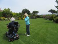 Reiseleiterin Heidi und Mrs Lee ( 90 Jahre) im Gartenmobil