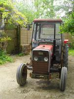 Sark, der Arzt kommt mit dem Traktor