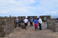 Kletterpartie vom Burgturm hinab in die Tiefe
