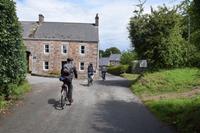 Fahrt durch kleine Ortschaften mit typischen Häusern aus Jersey-Granit 