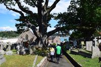 St. Brelade Parish Church oberhalb der traumhaften St. Brelade Bay