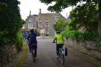 die schmalen, asphaltierten Radwege sind gesäumt von Mauern und Hecken