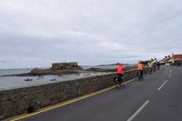 Fahrt entlang der Küstenstraße im Westen der Insel Guernsey mit Blick auf Fort Grey