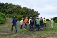 Stopp an einem steinzeitlichen Hügelgrab