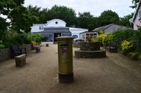 Goldene Postbox zu Ehren des Olympiasiegers im Dressurreiten 2012 - Carl Hester (auf Sark geboren)