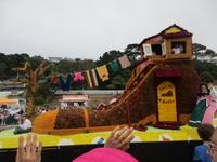   geschmückte Wagen zum Blütenfest