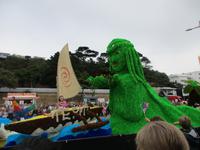   geschmückte Wagen zum Blütenfest