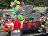 bunt geschmückte Wagen zum Blütenfest auf Jersey