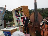   geschmückte Wagen zum Blütenfest