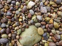 Inselrundfahrt auf Jersey - bunte Steine in der Boley Bay