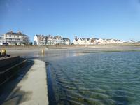 Meerwasserpool am Hotel Ommaroo