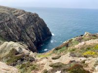 Klippen bei Ruine Grosnez Castle