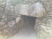 Niedriger Eingang zum Ganggrab