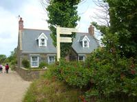 Wanderung entlang der Gärten und Häuschen von Sark