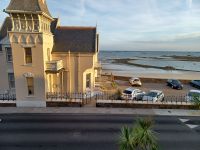 Blick vom Hotel Ommaroo auf den Meerwasserpool bei Ebbe