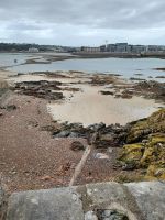 Blick vom Elisabeth Castle auf St. Helier bei Ebbe