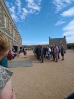 Üben des Gleichschrittes mit Touristen