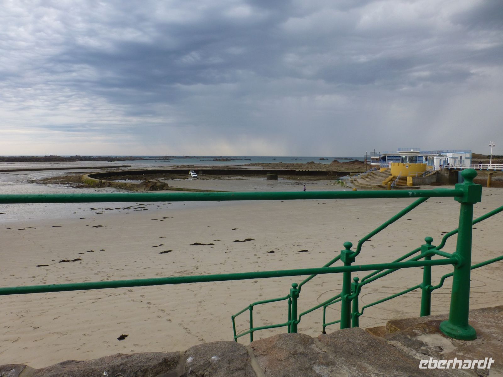 Und direkt vor dem Hotel der konstant mit Meerwasser gefüllte Pool. Um das zu verstehen, muss man ihn auch einmal leer zeigen – bei Wartungsarbeiten