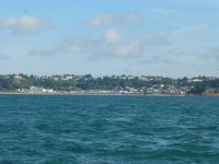 Vorbei an der Südküste von Jersey geht zur Nachbarinsel Sark