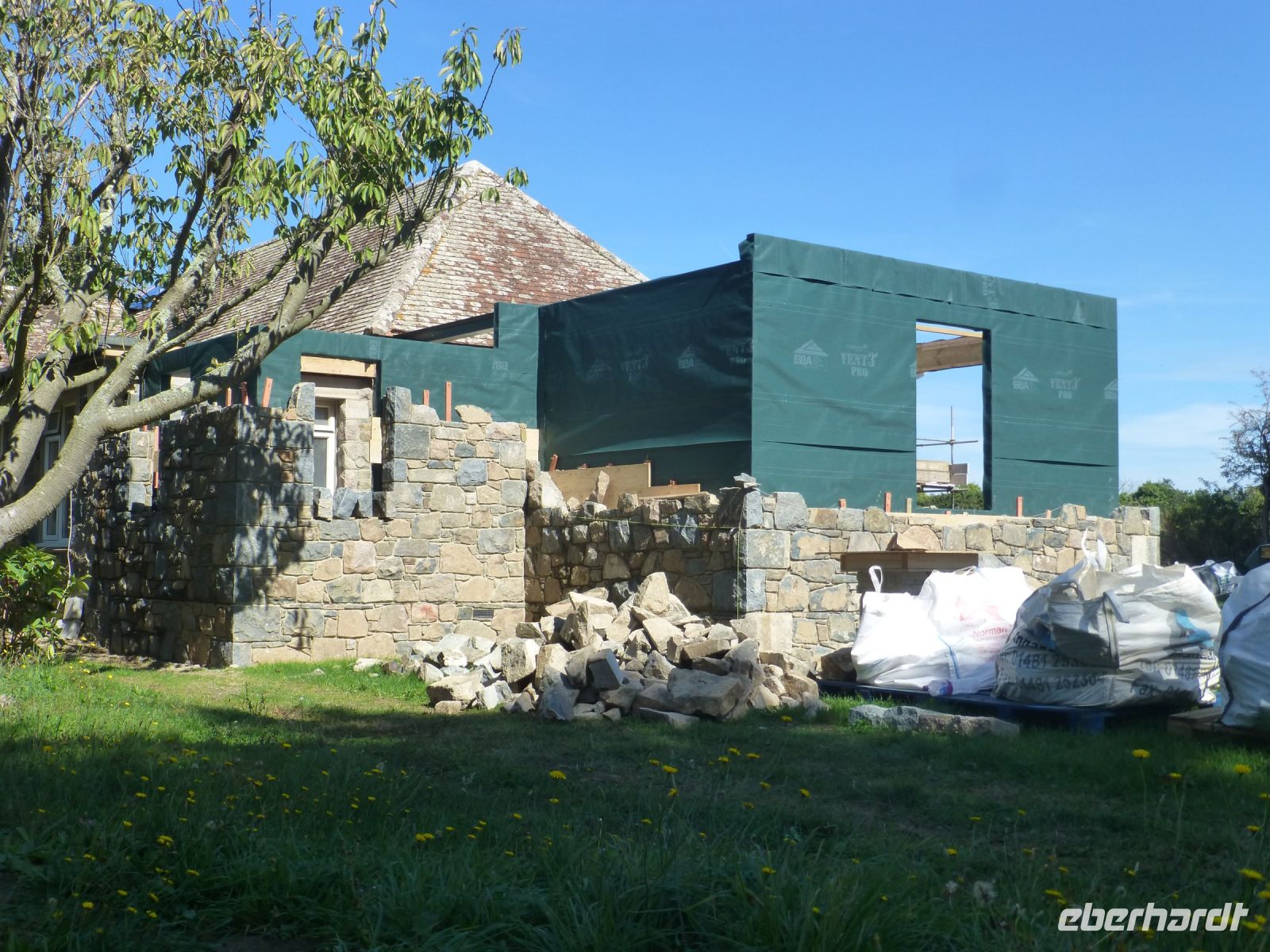 Die vorgeschriebenen mit heimischem Granit gebauten Außenmauern sind innen wärmegedämmt