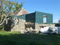 Die vorgeschriebenen mit heimischem Granit gebauten Außenmauern sind innen wärmegedämmt