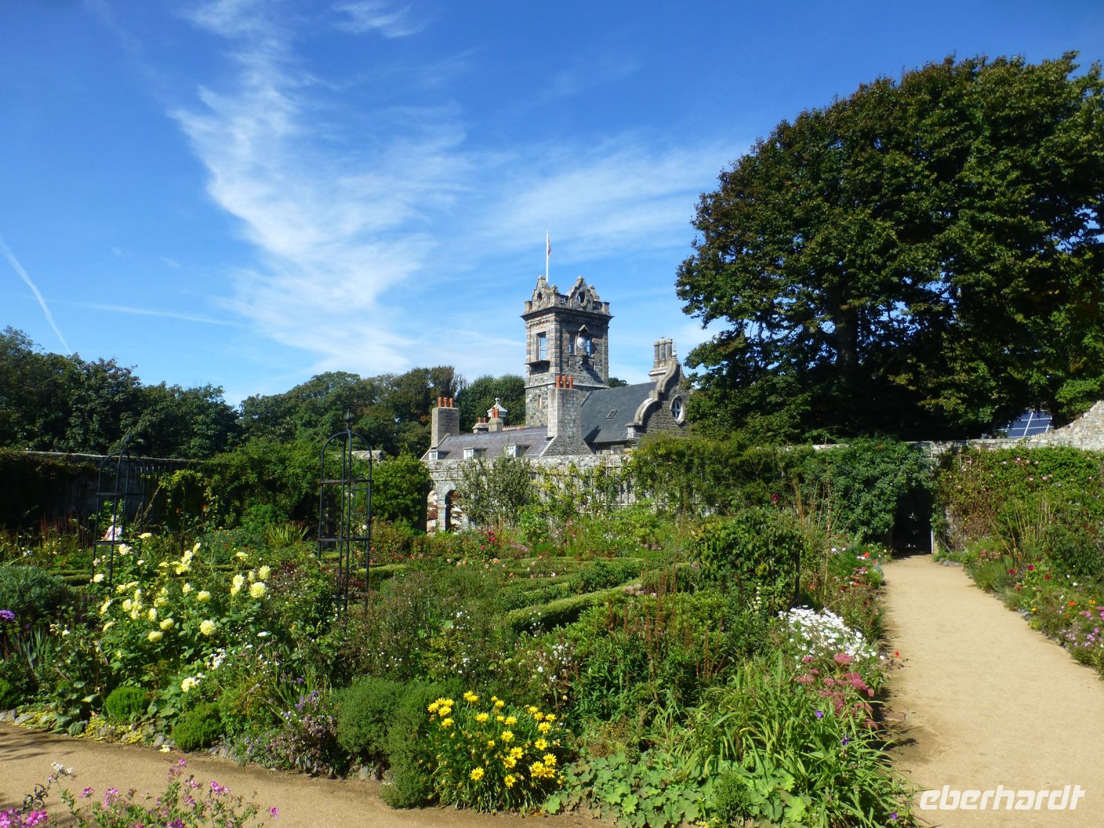 Der Sitz des Seigneurs der Insel „La Seigneurie“ – ein öffentlich zugängliches Grundstück…