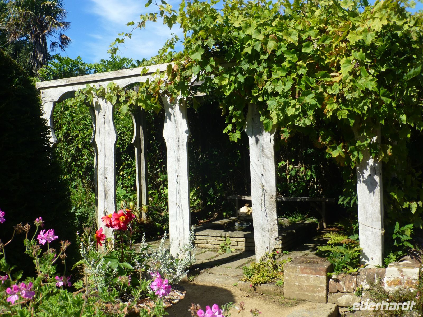 … mit einem großzügigen Garten mit verschiedenen „Gartenräumen“