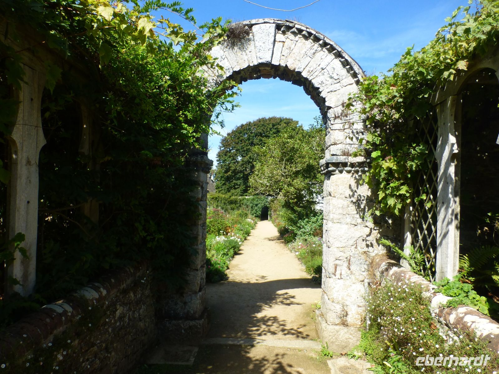 Verschiedene Blickachsen gliedern den Garten