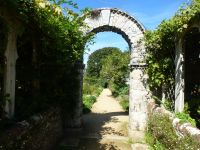 Verschiedene Blickachsen gliedern den Garten