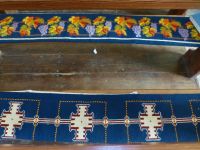 Die Sitzbänke der Kirche sind mit den 40 verschiedenen Wappen der Pachtgrundstücke bestickt. So hat jeder seinen festen Platz. 