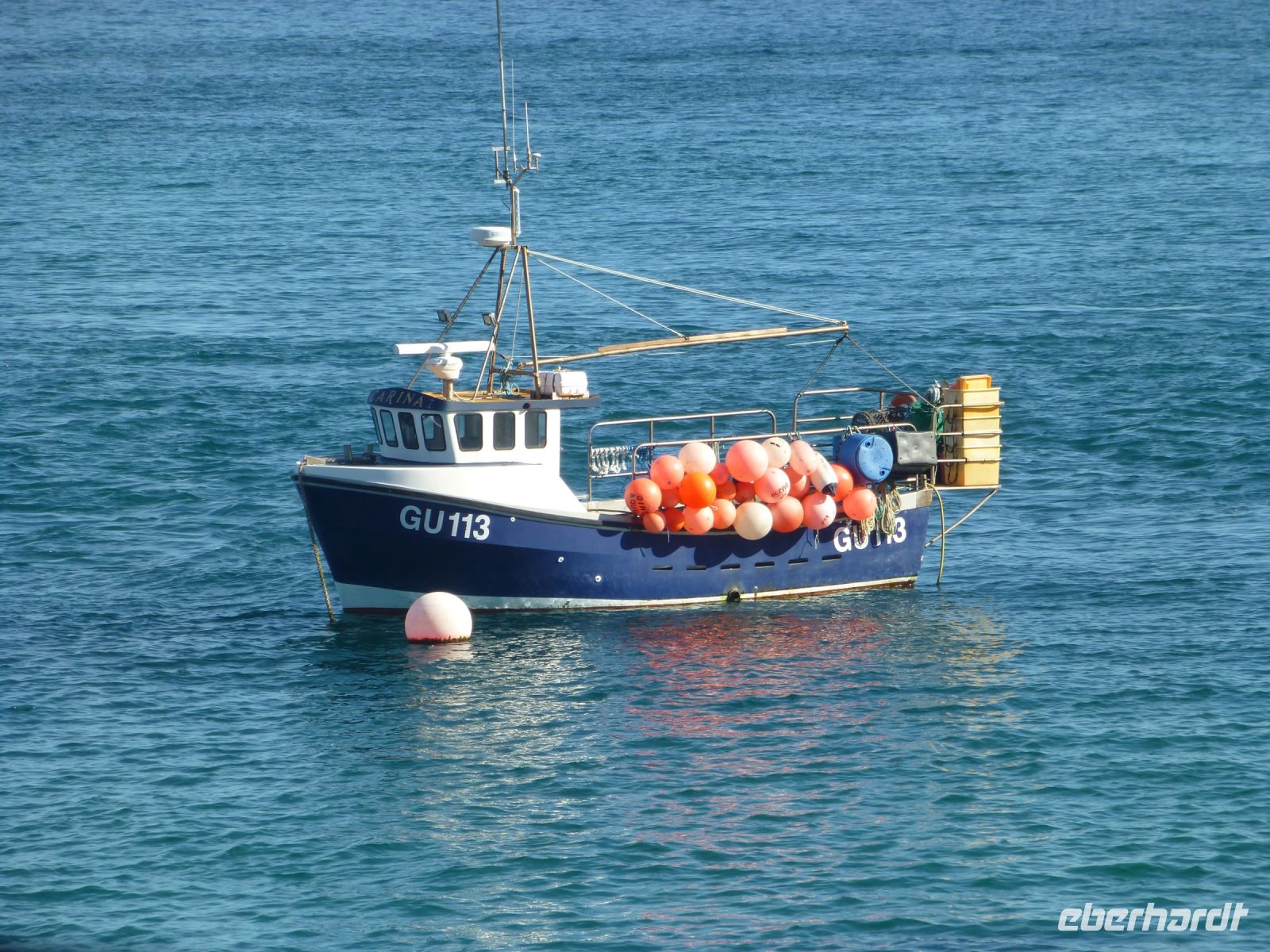 Kein Partyboat mit Luftballons, sondern mit den Bojen werden die ausgelegten Hummerkästen markiert