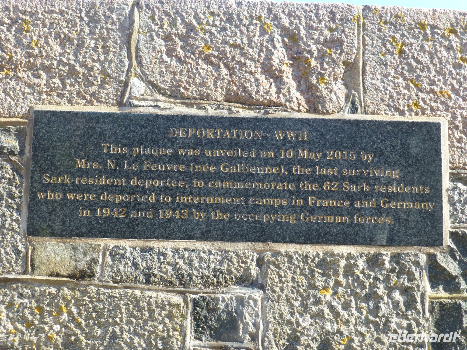 Auf den Inseln erinnern Gedenktafeln an die Schrecken des Naziregimes