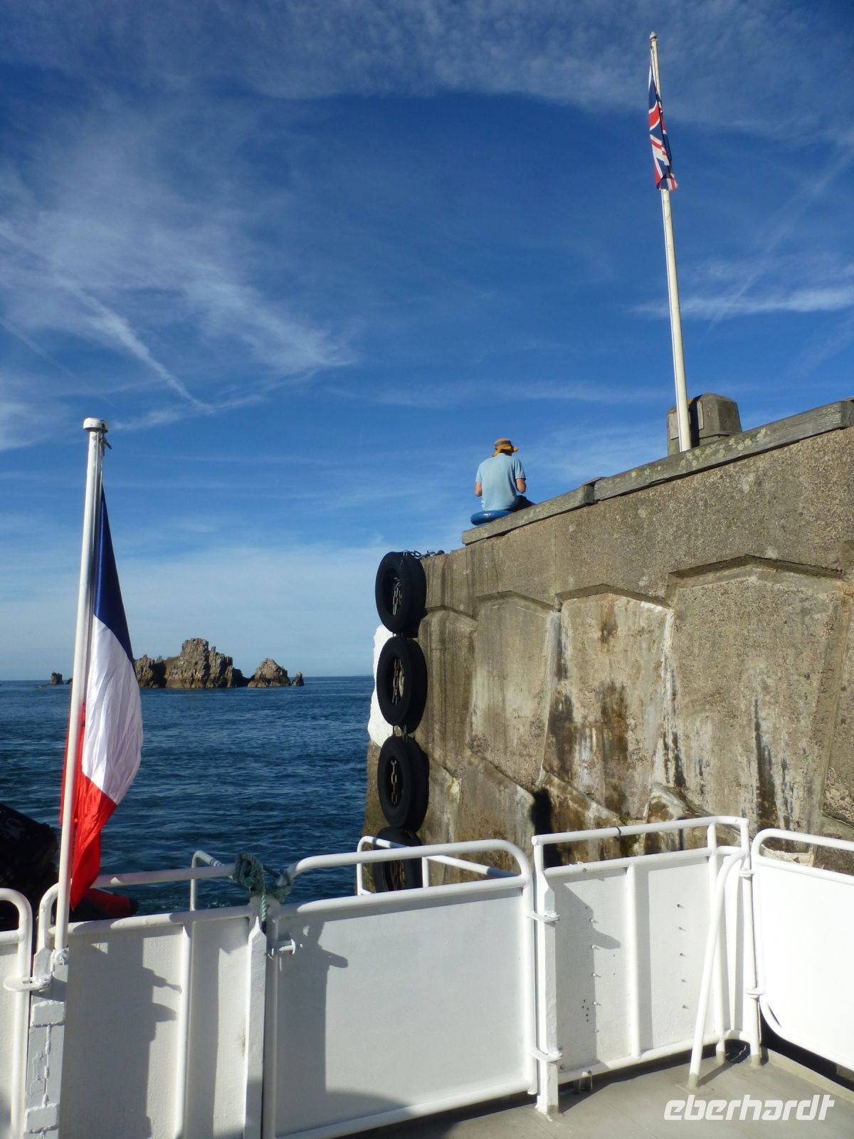 Die Fähre ist französisch, auf der Insel weht die englische Fahne