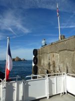 Die Fähre ist französisch, auf der Insel weht die englische Fahne