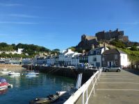 Gorey, einer der schönsten Orte auf der Insel. Ein malerisches Hafenstädtchen, über dem die Burg Mont Orgueil thront