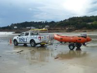 Auch bei Ebbe muss die Lebensrettung funktionieren und so bekommt das Schlauchboot Räder