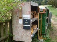 Ein Kiosk am Wegesrand für Brennholz, Vogelhäuschen u.a.