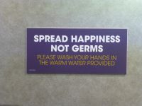 Auf der Überfahrt nach Guernsey möge man Viren von Fröhlichkeit und Zufriedenheit weitergeben anstatt Bazillen. Sollte man das Schiff dann überhaupt verlassen bei soviel positiver Grundstimmung?