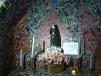 Natürlich ist der Blumenschmuck farblich auf die Umgebung abgestimmt