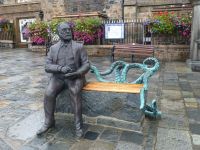 Monsieur Hugo vor der Kirche sitzend. Ob er häufiger in der Kirche oder im nahegelegenen Pub war? 