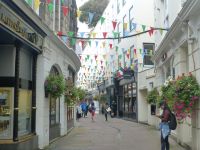 Blumen und Wimpel - ein fröhliches Straßenbild