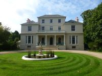 Die Einfahrt zum privaten Anwesen, in dem die Gartenführung stattfindet