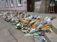 In jeder Kirche liegt ein Kondolenzbuch, in jedem Ort gibt es eine Ablage für die Blumen in Erinnerung an die kürzlich verstorbene Queen, hier in St. Helier, der Hauptstadt von Jersey.