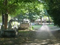 Über den offengelassenen und sehr malerischen Friedhof ist man zügig von der Innenstadt im Hotel