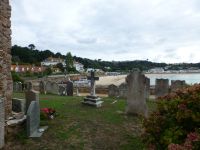 Die Kirche und der sie umgebende Friedhof geben einen schönen Blick auf die Bucht frei