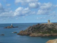 Der Leuchtturm La Corbière ist der erste in Beton gefertige Leuchtturm. Mit dem Baustoff ist auch der gegenüberliegende Ausguck im Zweiten Weltkrieg errichtet worden.