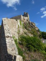 Die Anlage ist ein Musterbeispiel für die ideale Burg und erinnert mich an das Buch von David Macaulay „Es stand einst eine Burg“. Mehrere Verteidigungsringen, Brunnen, Ställe, Wehrgänge.