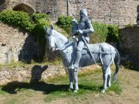 Ein Ritter in Lebensgröße veranschaulicht, was der Mann an Gewicht so alles an sich hatte: Kettenhemd, Rüstung. Und damit man ihn erkannte, trug er auf dem Helm sein Wappentier.