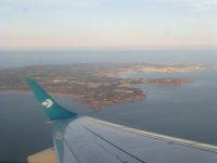 In der großen Bucht auf der rechten Seite lag unser Hotel. Und mit ganz scharfem Blick erkennt man auch den Pool.