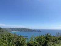 Aussicht vom Küstenpfad auf Guernsey
